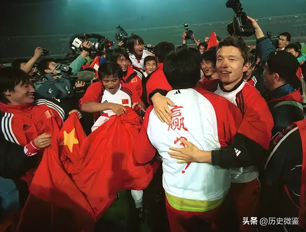 1964年，贺龙一怒之下解散国足，派球员去“硬骨头六连”整顿作风