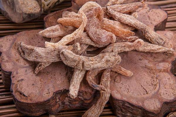 黄芪搭配其他中药材能有什么作用,黄芪与10种药材巧妙搭配效果