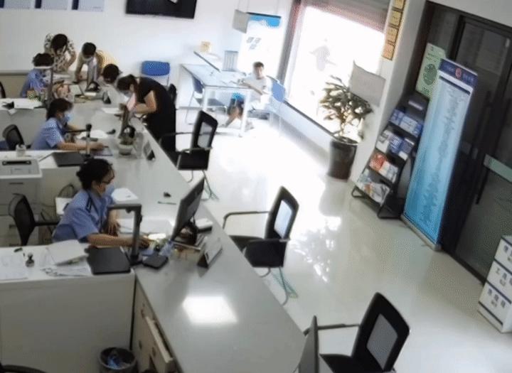 小伙在派出所值班室写下了这句话,在派出所无意当中说的话算数不