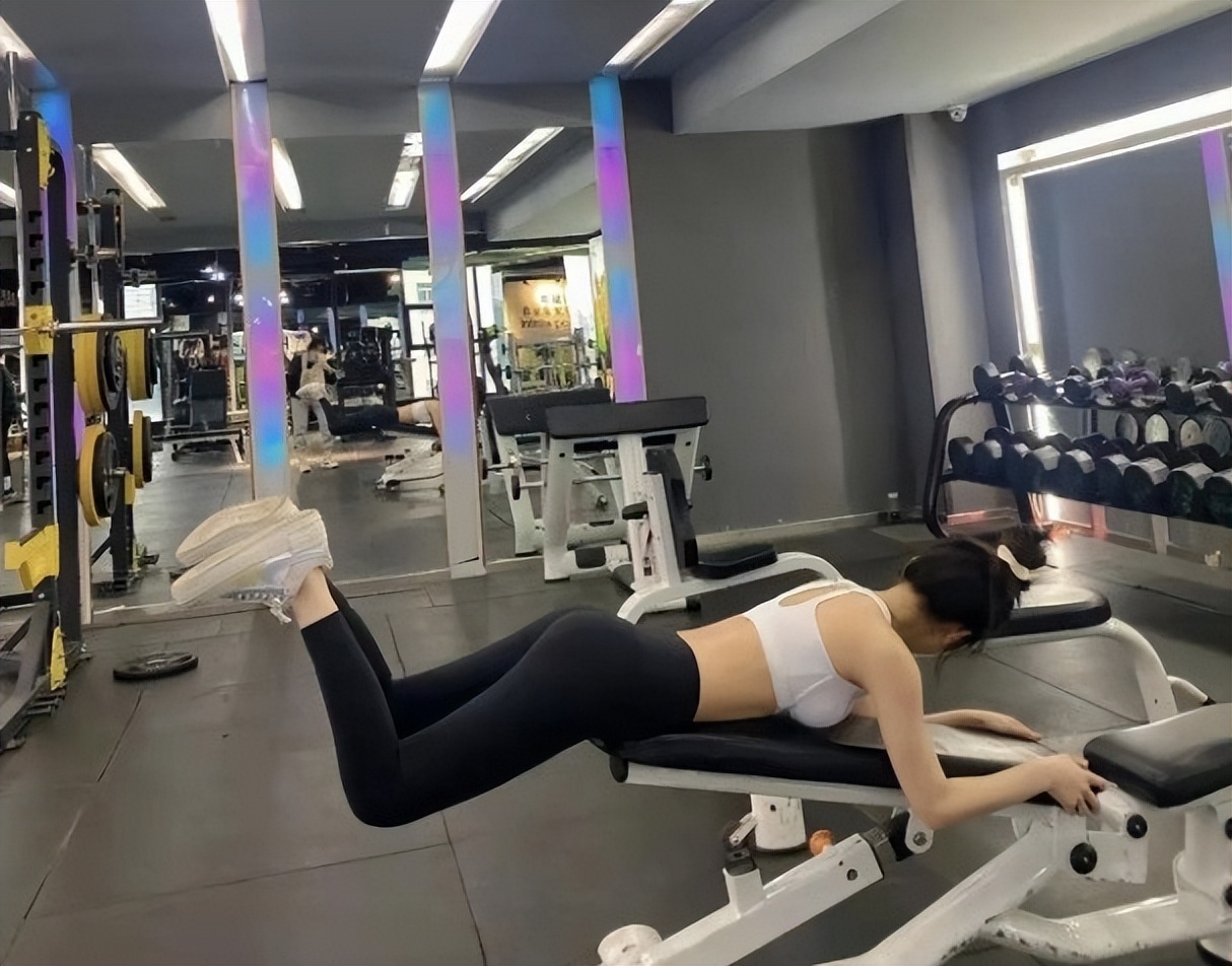 *拍偷**意淫女学员，男教练偷偷剪开裆部看*处私**，健身房乱象何时休！