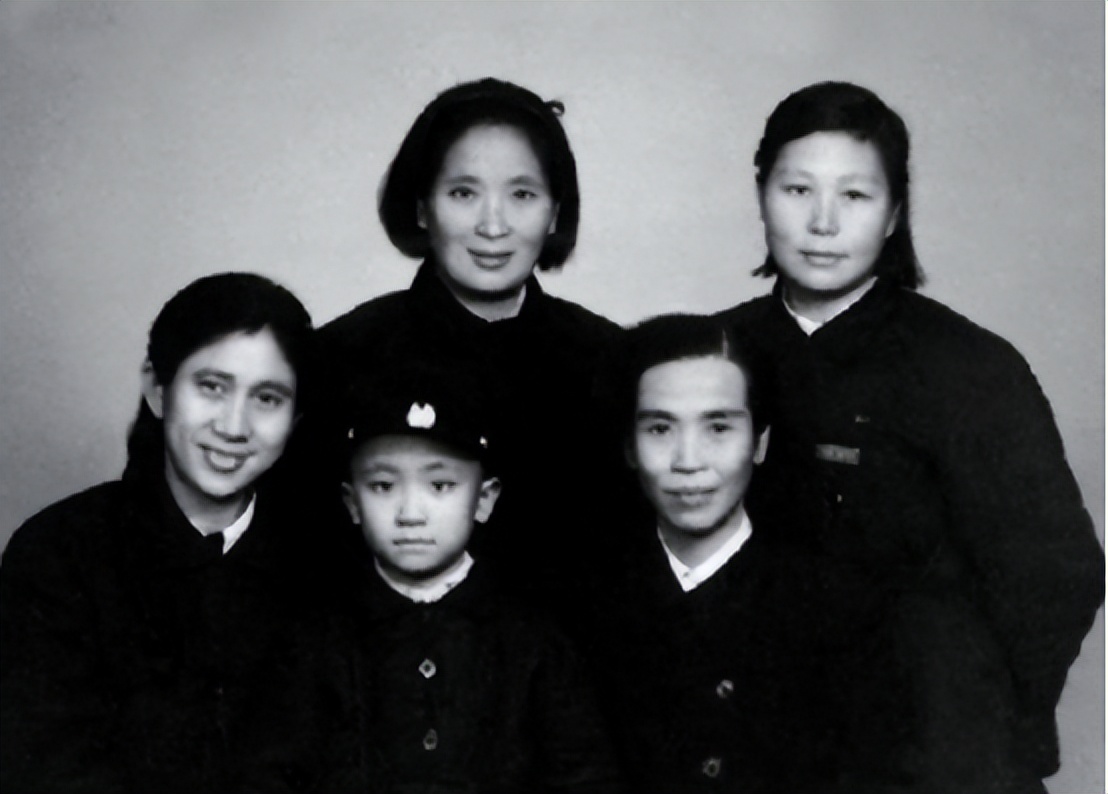 66年听侄女贺小平说，要坐火车去北京，*子珍贺**：小平，我也要去