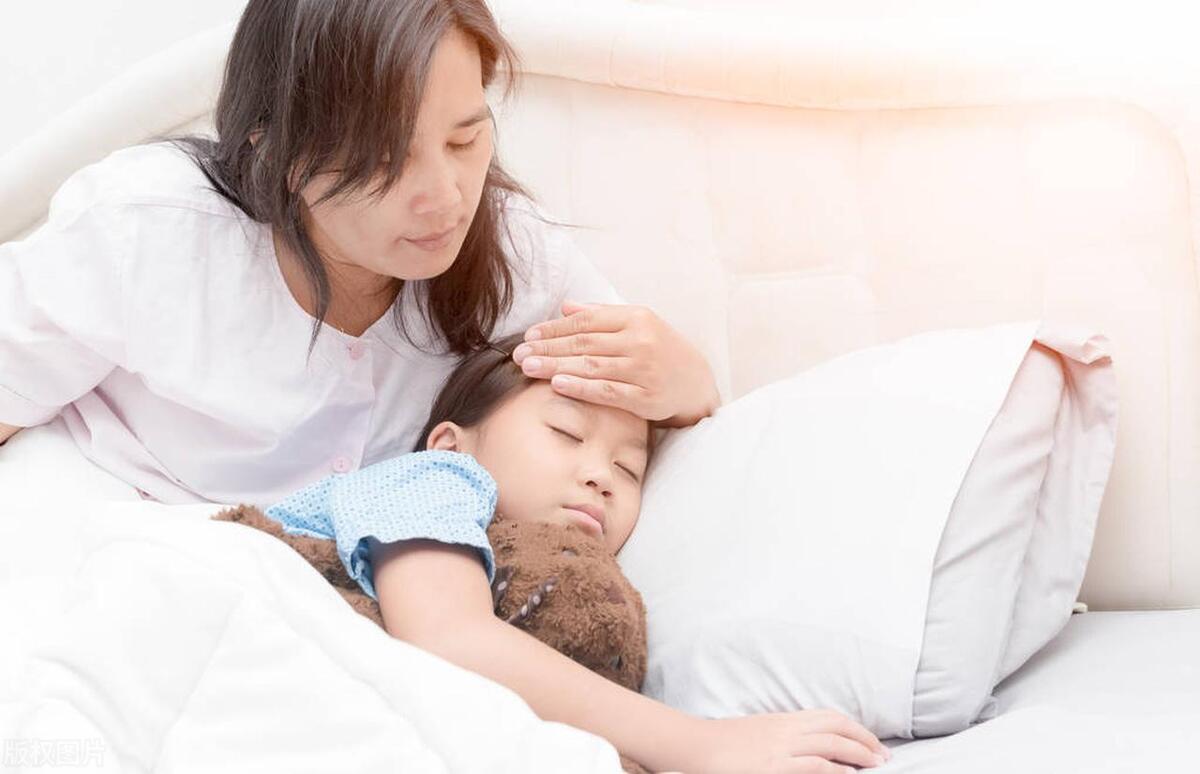 发烧吃完退烧药是捂汗还是散热好,孩子发烧到底是该捂汗还是散热