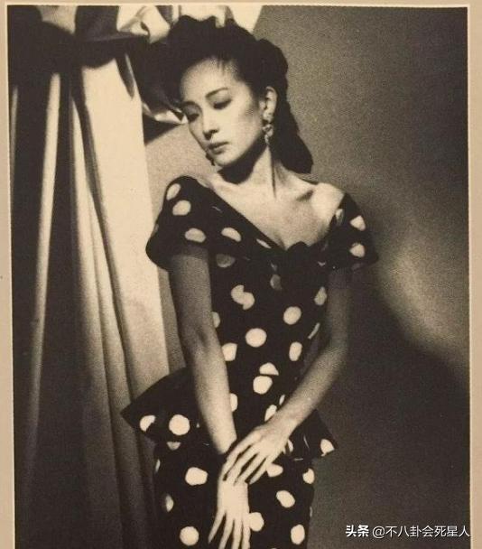 哪个女明星整容脸部变僵硬,整容脸vs自然脸的明星老去