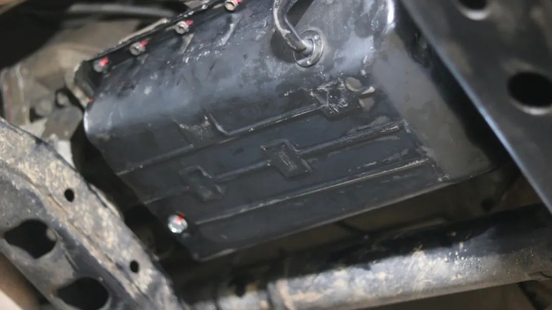 2003年的丰田老霸道，33万公里“车况残旧”，翻新复活变新车