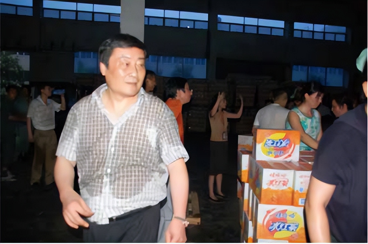 3年前,浙江父女花6亿多元,给员工发红包,还发钻石项链,为啥