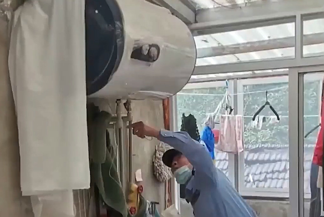 头皮发麻！山东女子从洗衣机洗出冻僵蛇，雄黄驱蛇是“摆设”吗？