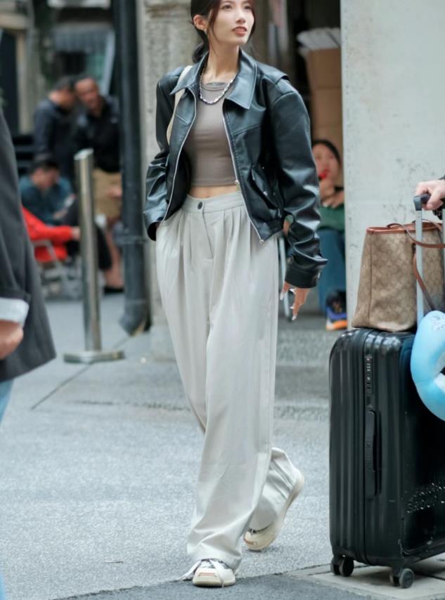 被深圳女子穿搭惊艳到了,最潮的牛仔裤阔腿裤女生