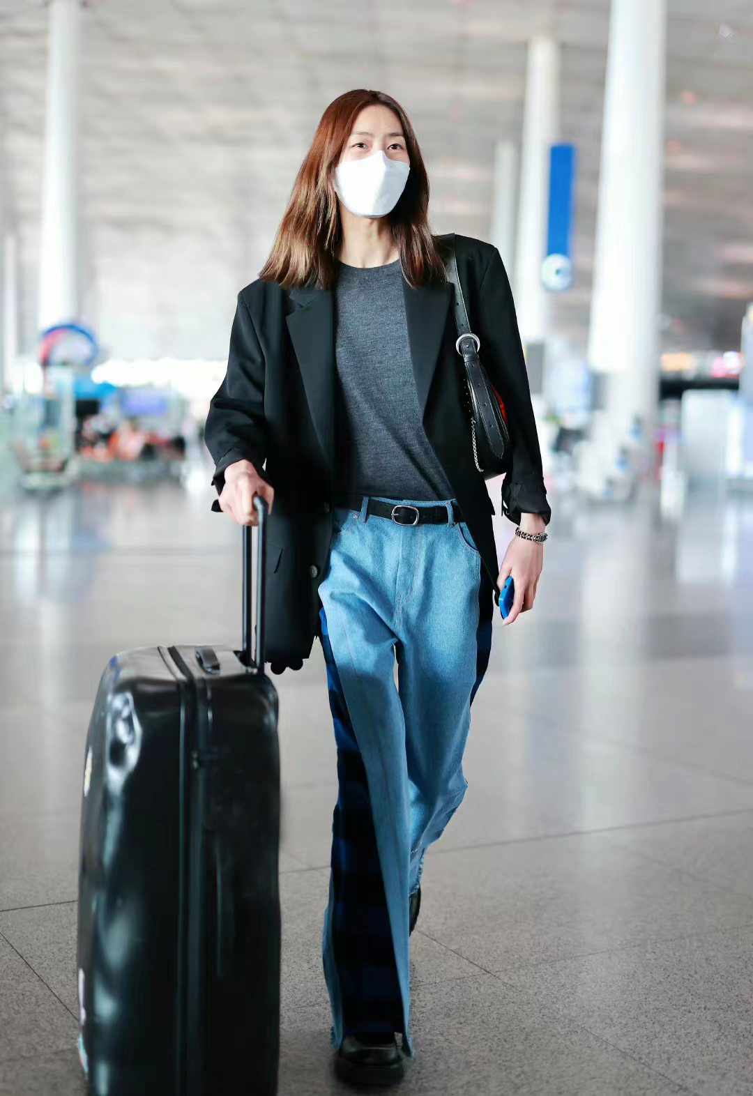 刘雯穿全黑色服装休闲又帅气,刘雯缎面连体裤造型酷飒十足