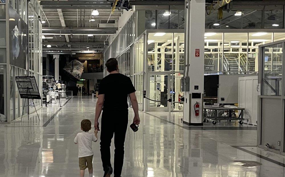 马斯克带小儿子直播,马斯克带2岁儿子入职推特