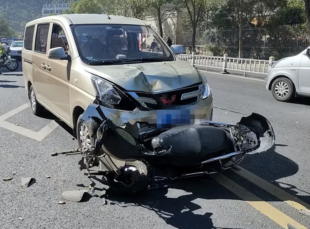 东北“歪脸”女孩整形成大美女，拒绝当网红，只想回山村当教师