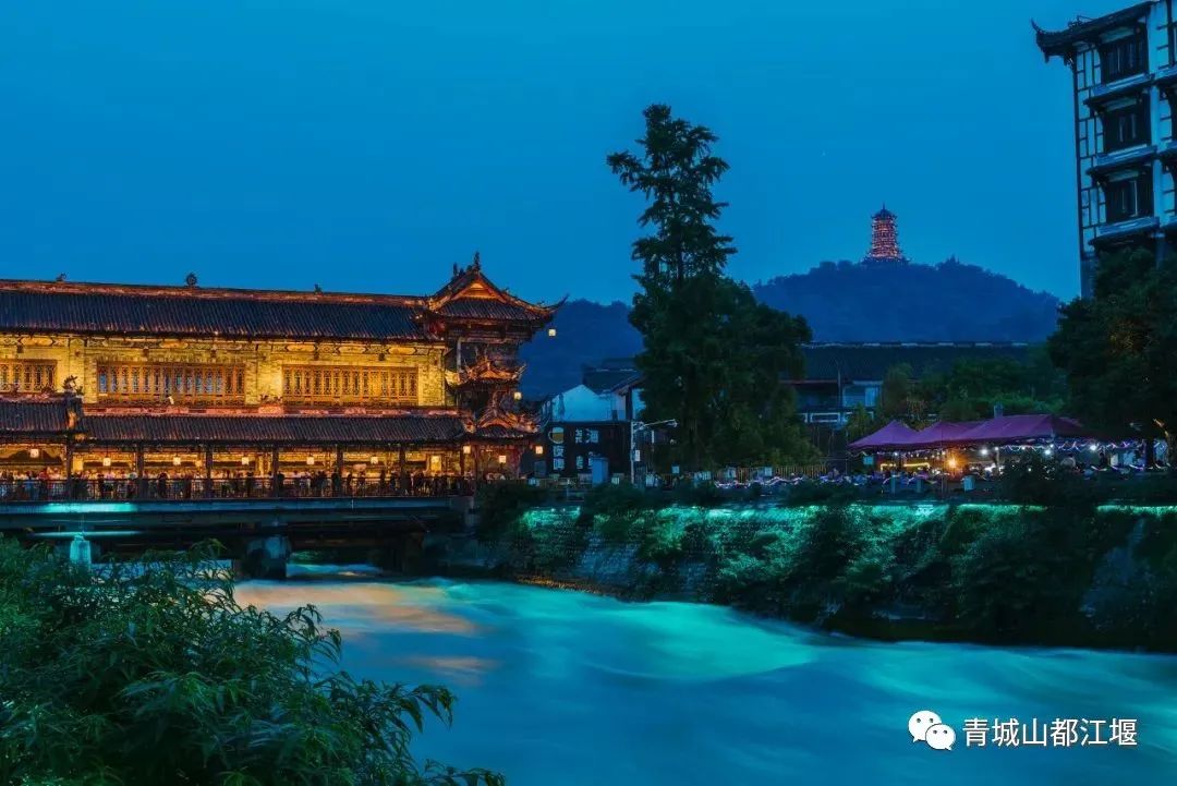 初秋城市漫游指南！都江堰8大爆款夜游地全在这里，吹河风尝美食get暴走两万步的畅快~