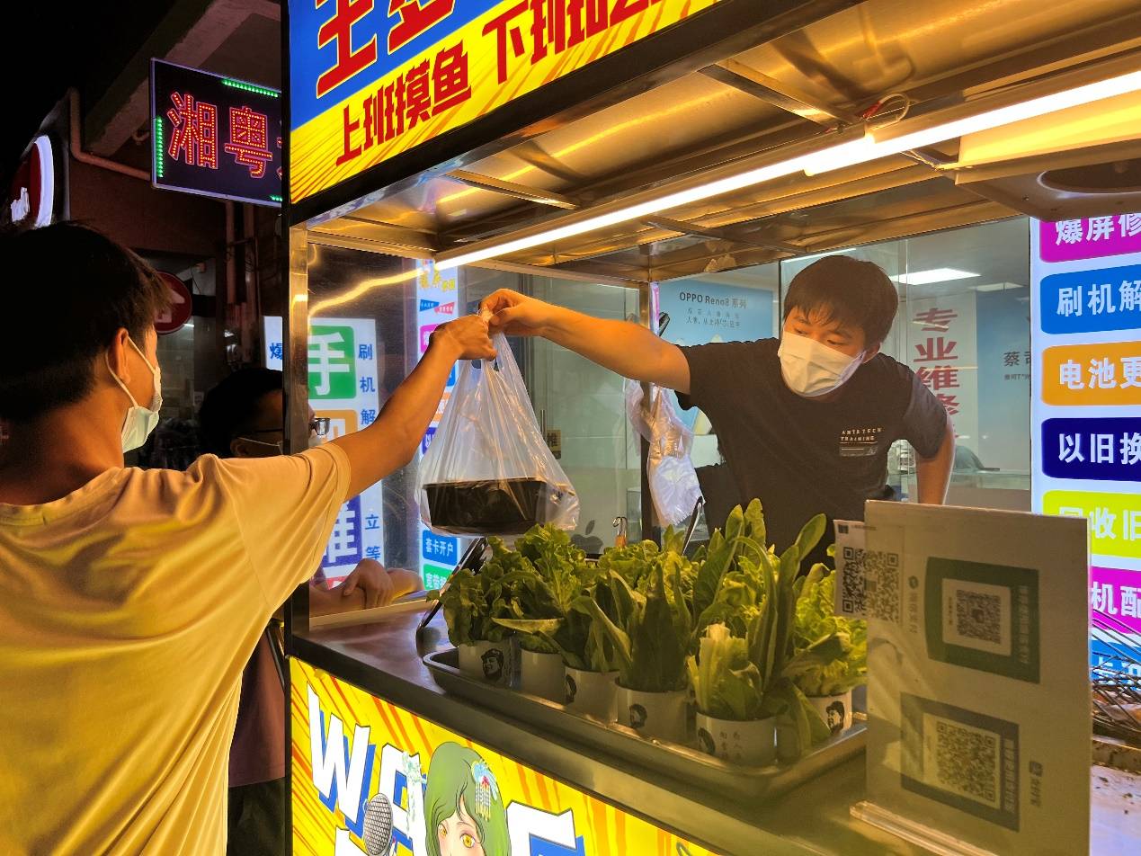大学生创业摆摊卖烤鱼,农村小伙靠卖烤鱼赚钱