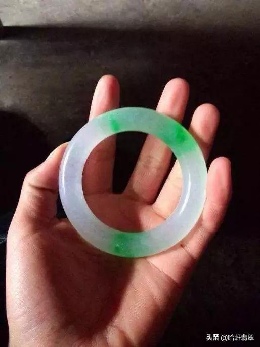 买了翡翠手镯的翠友,7万买的翡翠飘花手镯竟然只值8千