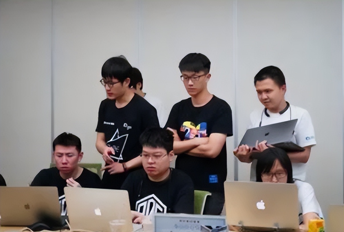 23岁用苹果手机有问题吗？上海一女大学生遇到奇葩招聘，后续来了