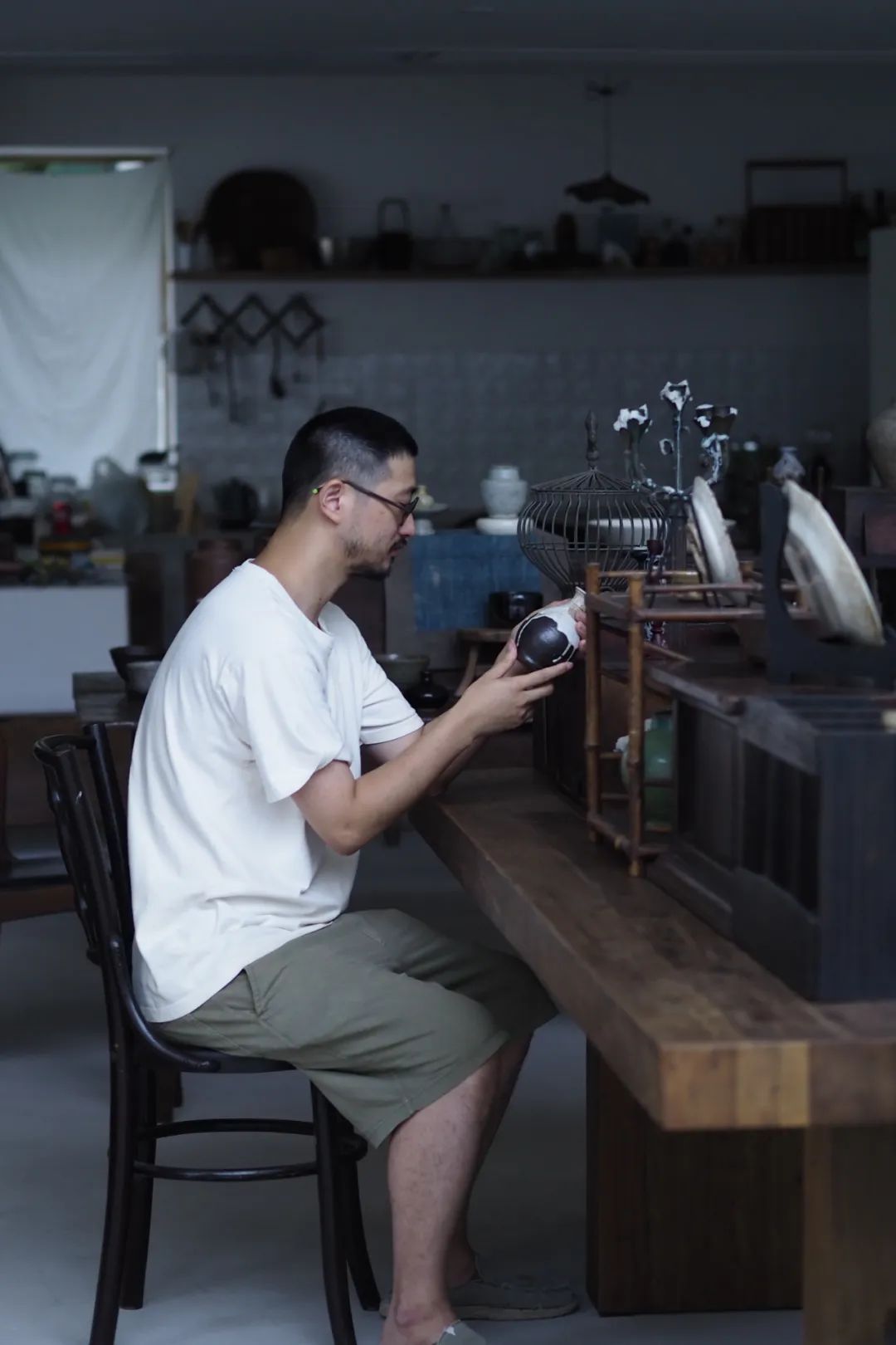 放弃高薪工作，在400m²的“小窝”里，造一所古道具商店