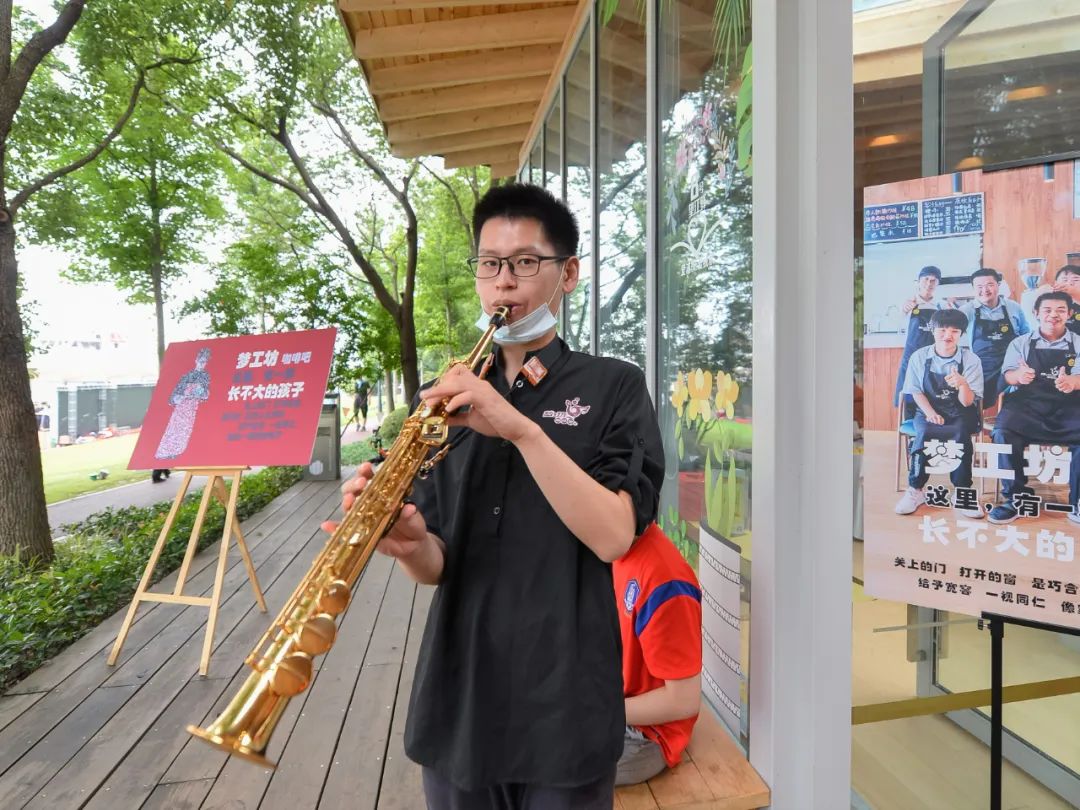 自闭症青年张知潇:“第一份工资,我买了安神补脑液给妈妈!”