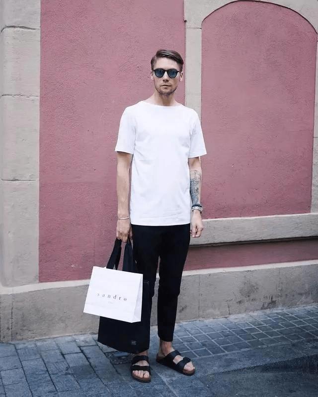 夏天薄款直筒裤搭配什么t恤,白色t恤和黑色直筒裤怎么穿时尚