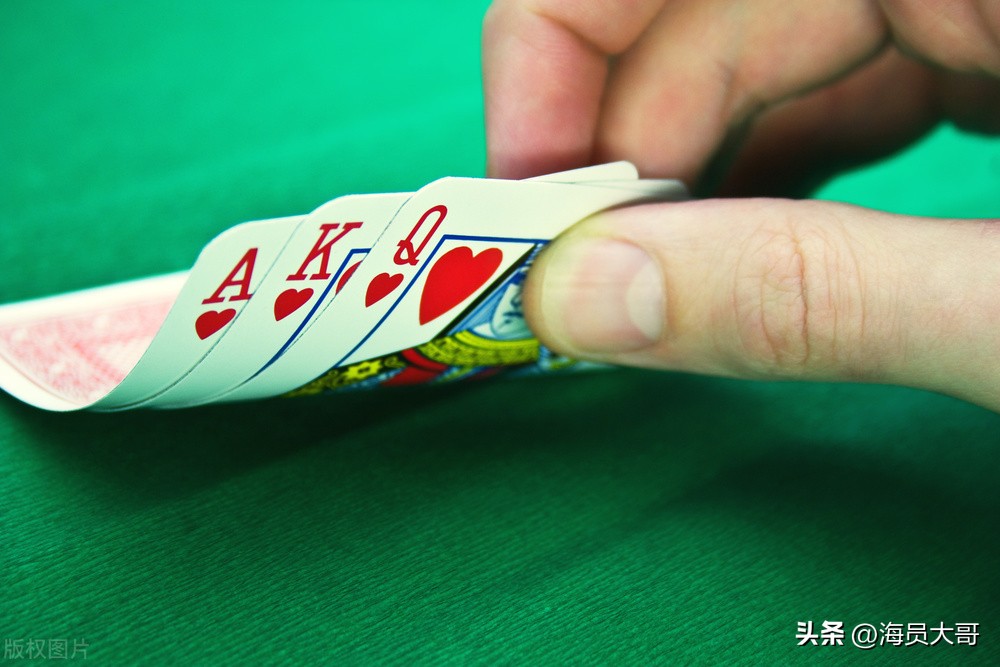 船员辛苦赚钱，恰遇船上过年，船长带头娱乐把船员害惨了