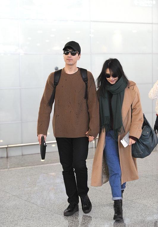 高圆圆穿上大衣有知性女人味了,高圆圆迪奥slay渔夫帽