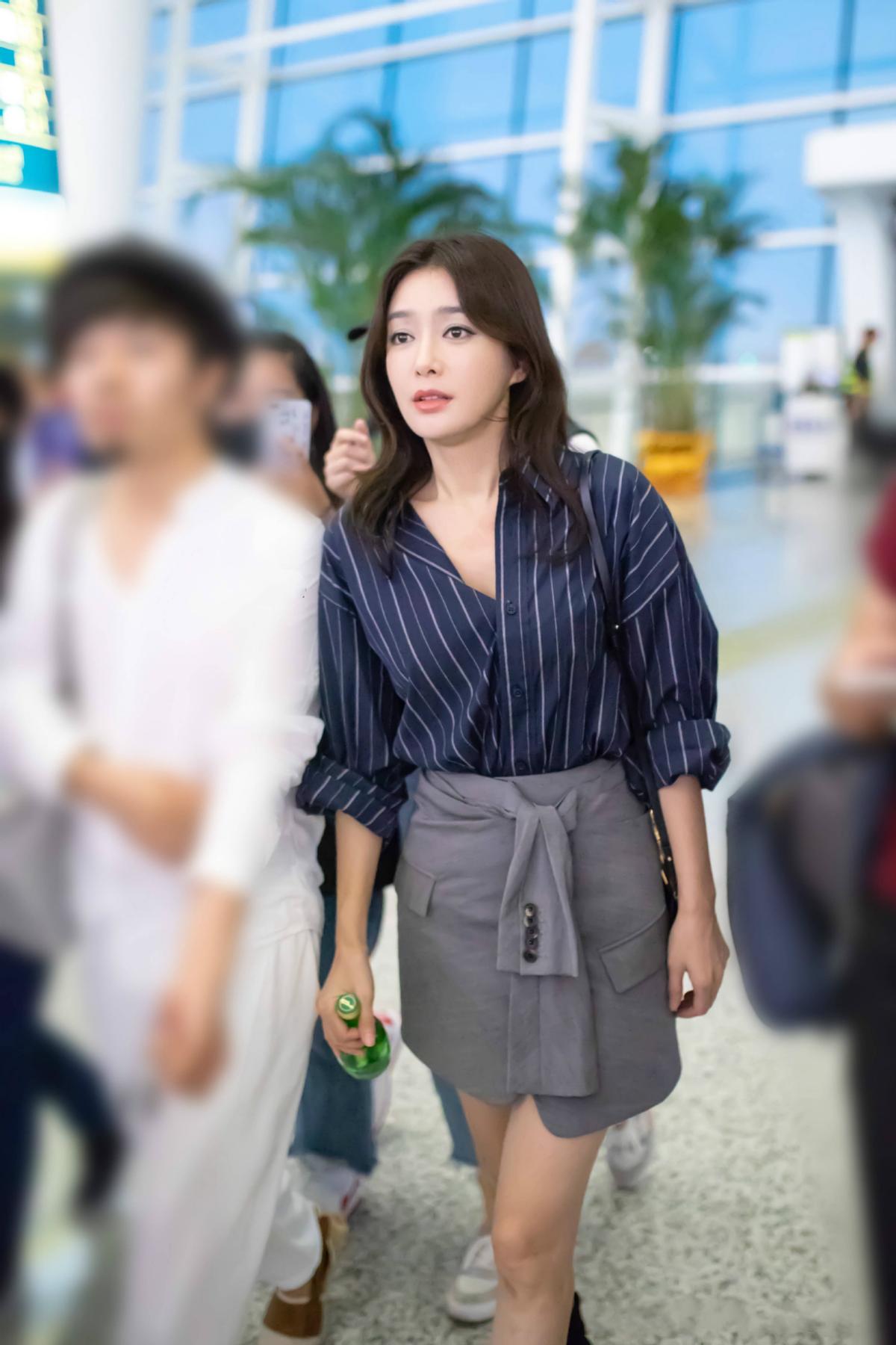 理智派秦岚黑西装配红吊带,秦岚王阳闪耀的渐变西装