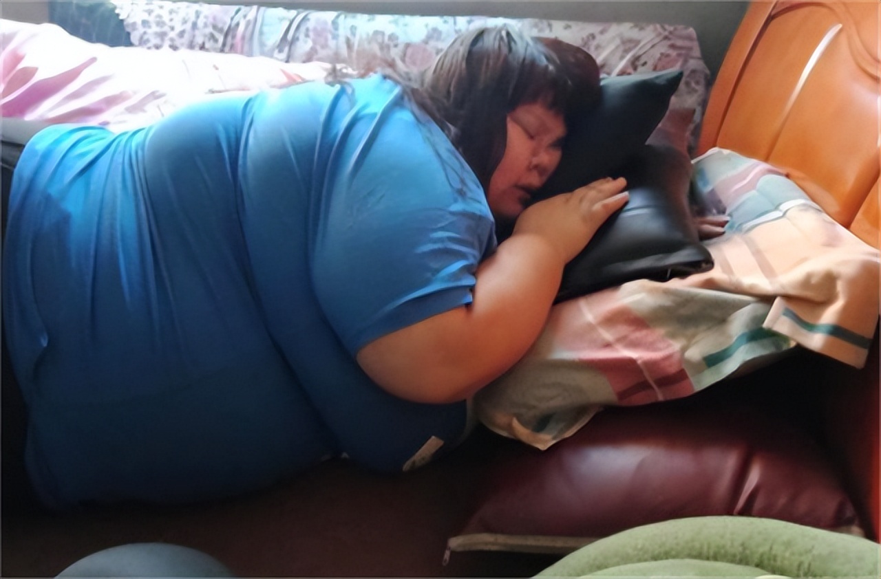 结婚3年校花被丈夫喂胖到332斤,当年校花被丈夫养胖三百多斤