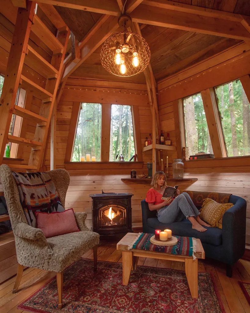 两位情侣在森林中搭个帐篷,一对情侣在大山深处打造的家