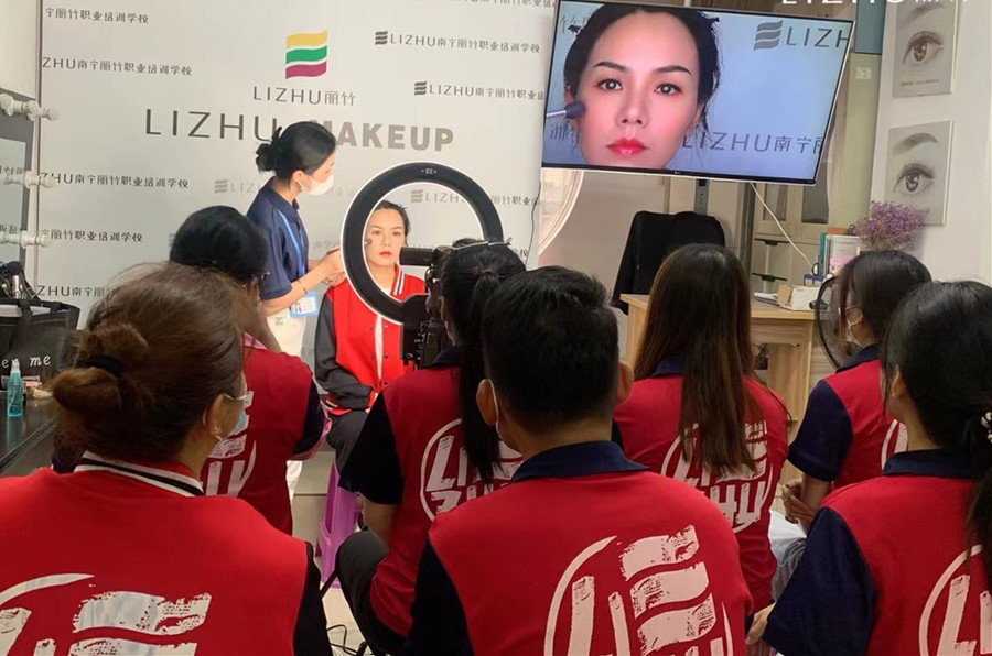 化妆培训眼影盘,化妆学院创意妆容