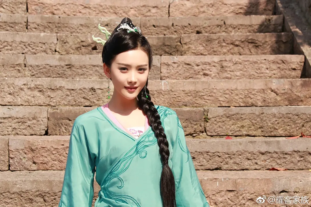 满屏锥子下巴充气硅胶脸，翻拍剧越来越难看，新旧版演员对比惨烈