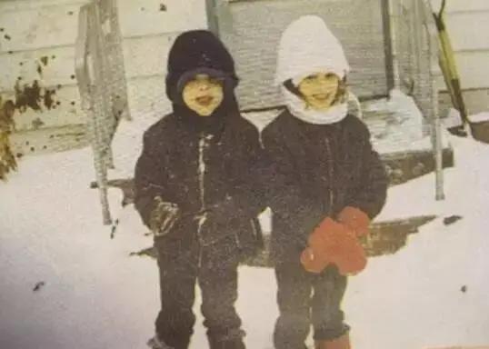 强行把男主变成女生,强行把男生打扮成女生