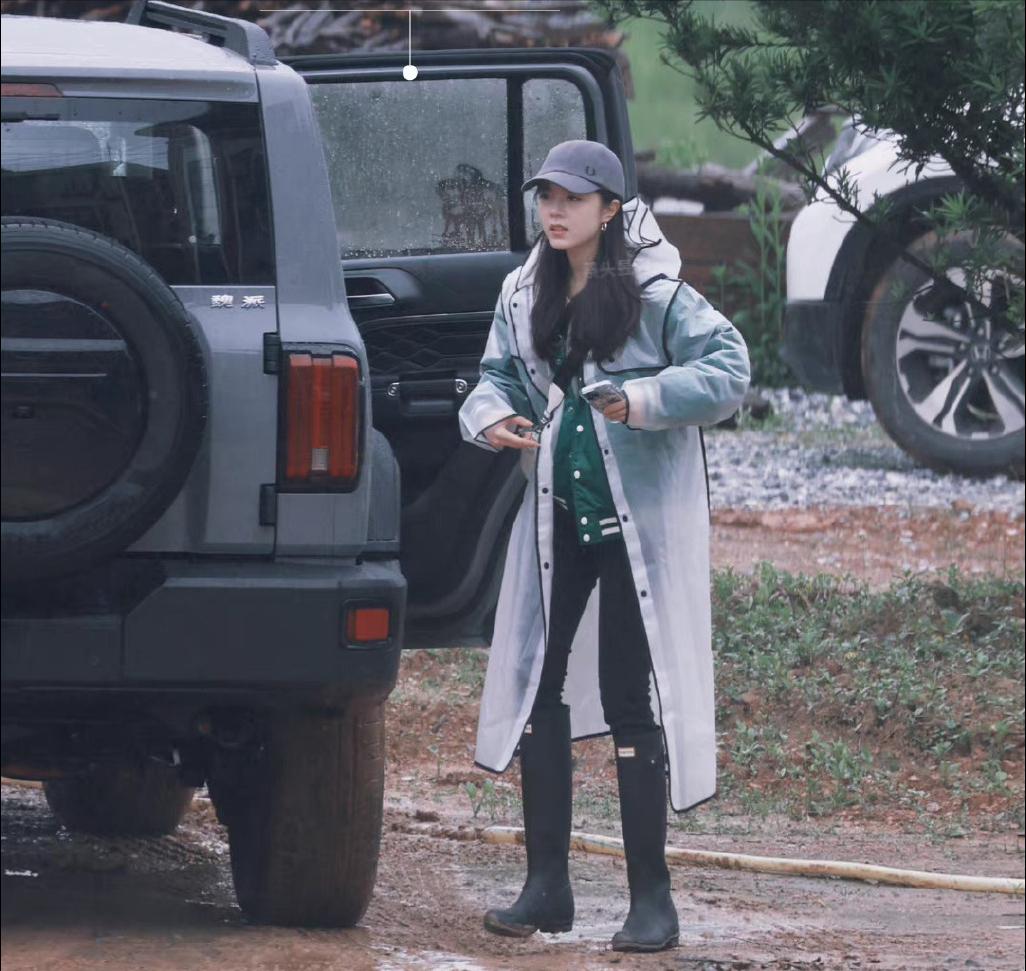 杨幂娜扎同系列套装,杨幂娜扎抢眼