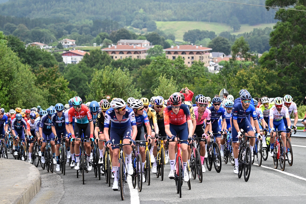 环法自行车赛亚当耶茨,亚当耶茨环法s14采访