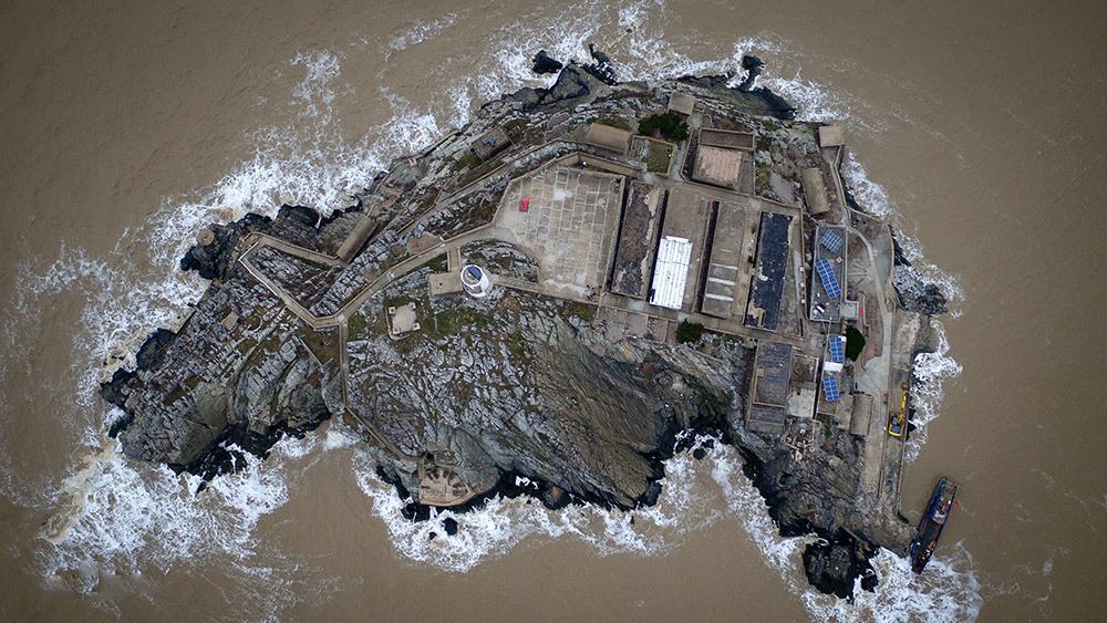 江苏夫妻驻守黄海孤岛32年，无电无淡水年薪5千，丈夫给妻子接生