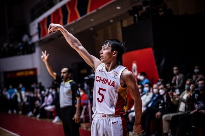 中伊之战最大收获乔帅终找到男篮外线组合说明书