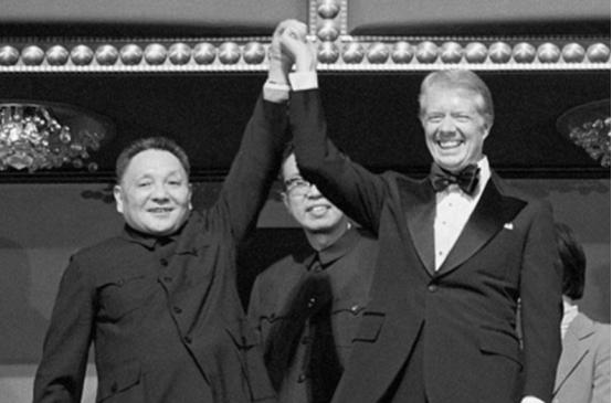 1979年*小平邓**访美，上百名美国儿童唱一首歌，*小平邓**听后热泪盈眶