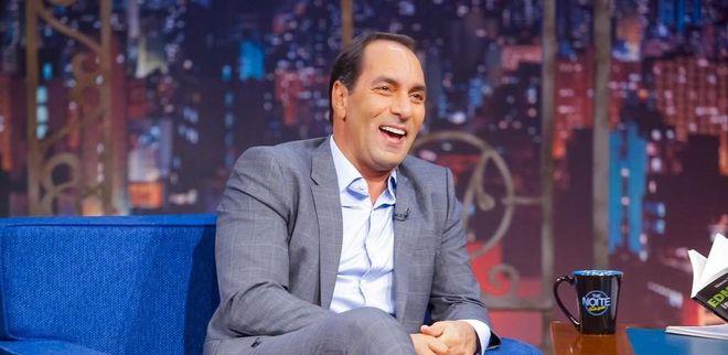 黑白两重天:球场狂欢,牢狱徘徊