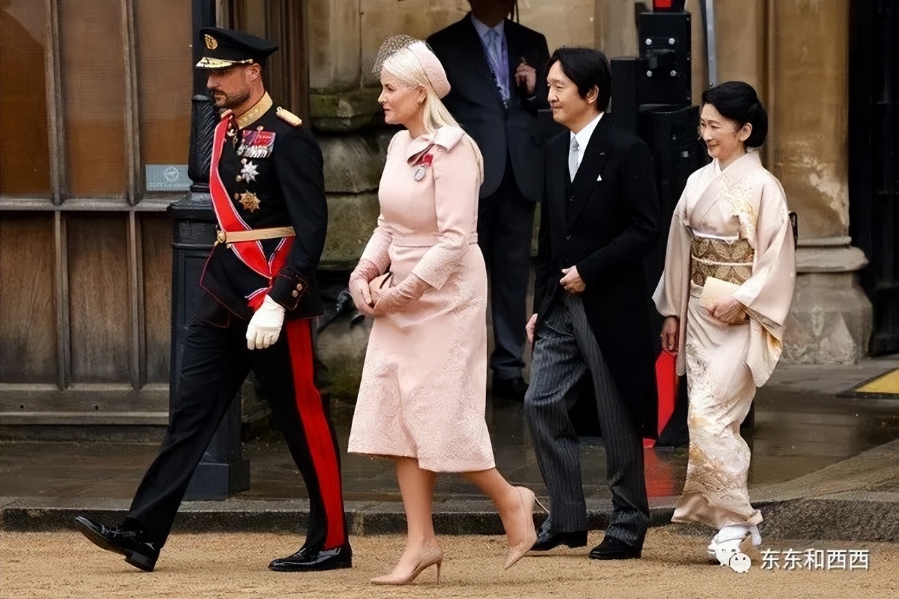 卡米拉二次加冕,卡米拉戴王冠太激动