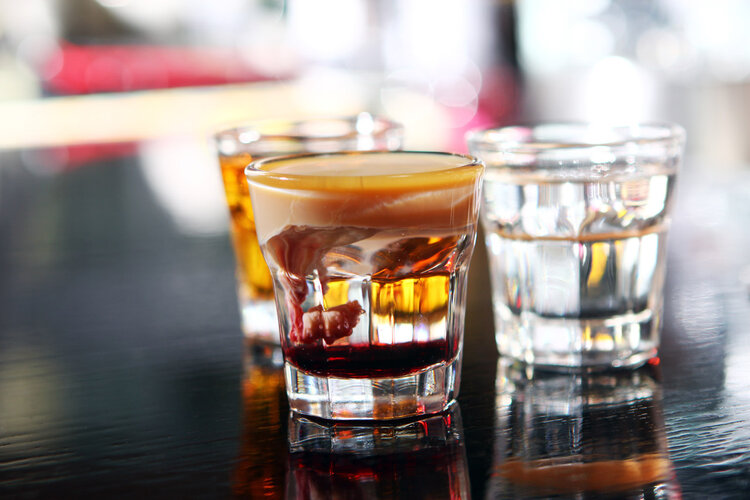 “迷奸水”变身新潮饮料，女子离开酒吧后遭强奸，所有女性需警惕