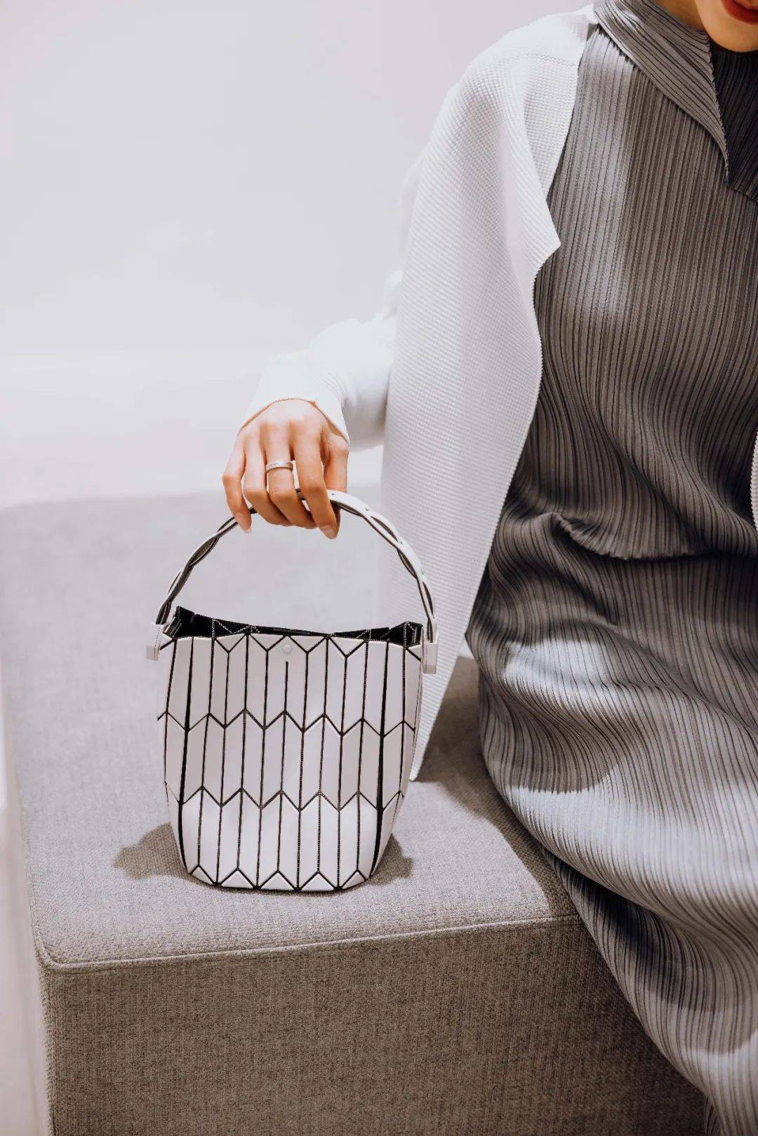 2023三宅一生包包哪款值得买,三宅一生水桶包2021