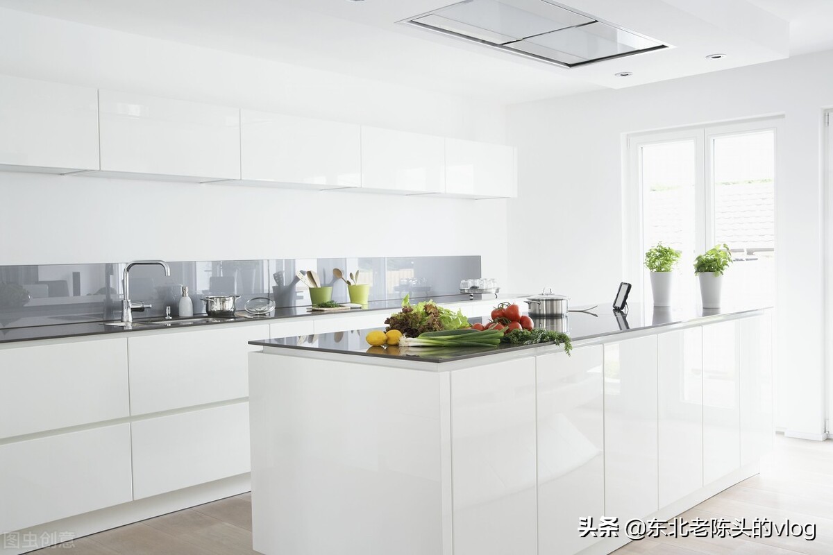 一进厨房憋了吧屈，门掉轨棚掉灰，满墙角的黑毛