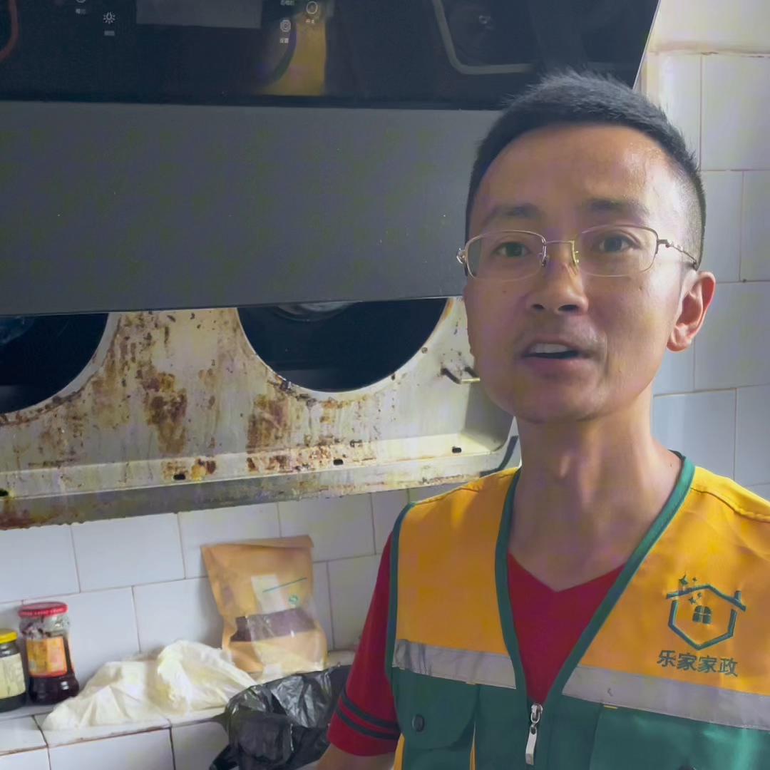 油烟机清洗和深度清洗,油烟机应该请专业人士深度清洗吗