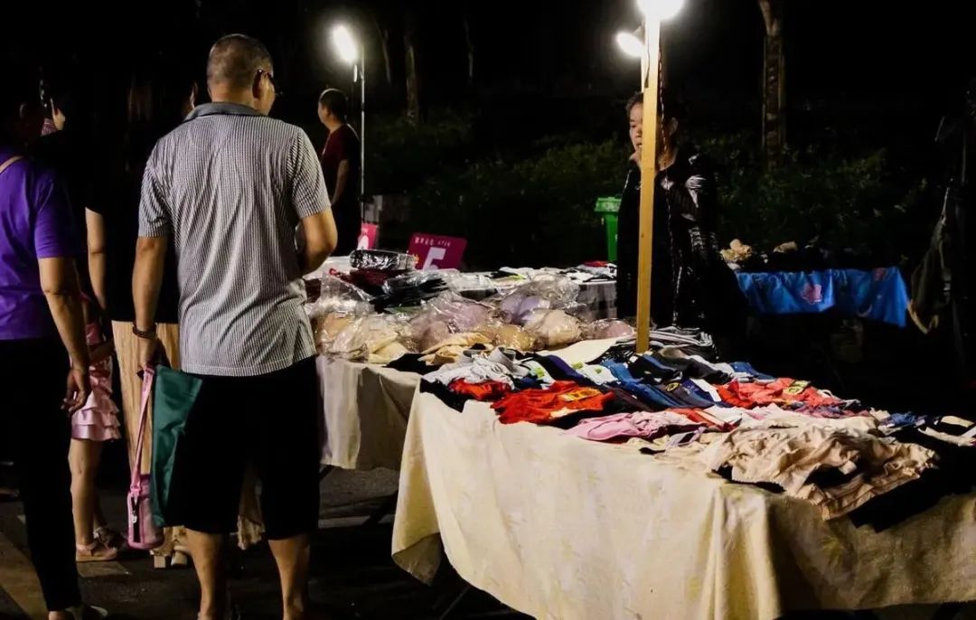 路边摊的衣服一件多少钱,路边摊10元衣服从哪里来