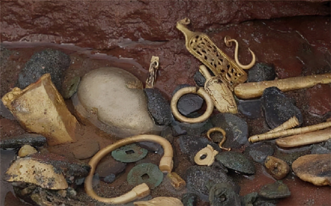 盗挖古墓被判刑,小伙盗一百多座墓被刑拘