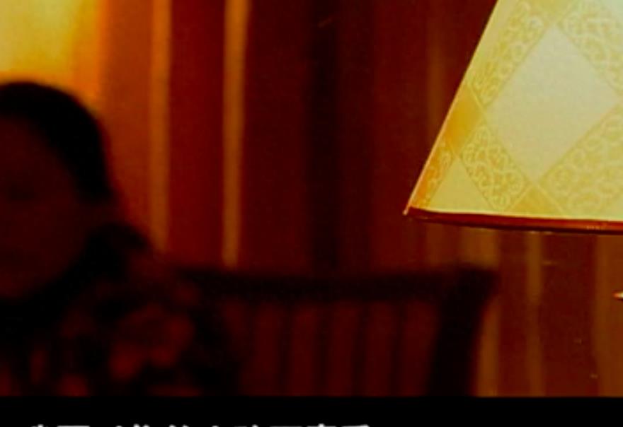 男子和妻子嬉戏打闹,男子和妻子打闹不料摔倒