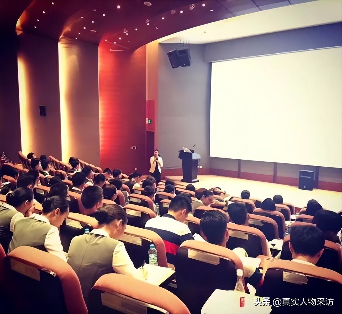 我，做空姐遇奇葩无数，有情侣上机就舌吻，还有想去厕所激情的