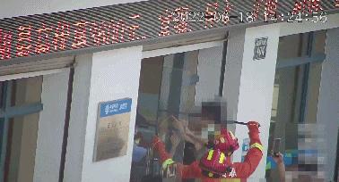 玻璃门咬口了怎么办,玻璃门夹人怎么处理