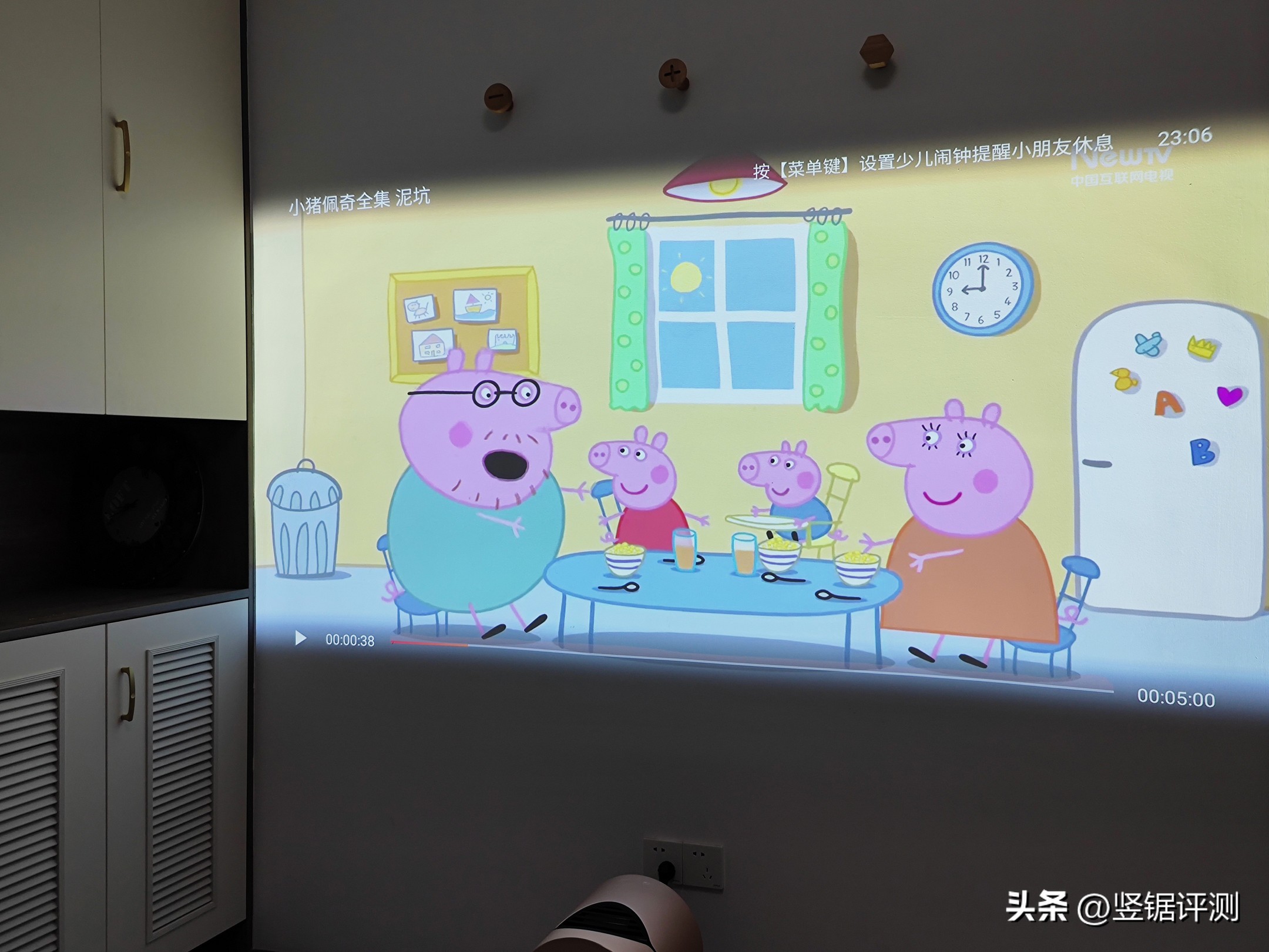 能将空墙变成“百英寸电视”？慧示全能投PLUSH3超短焦投影仪评测