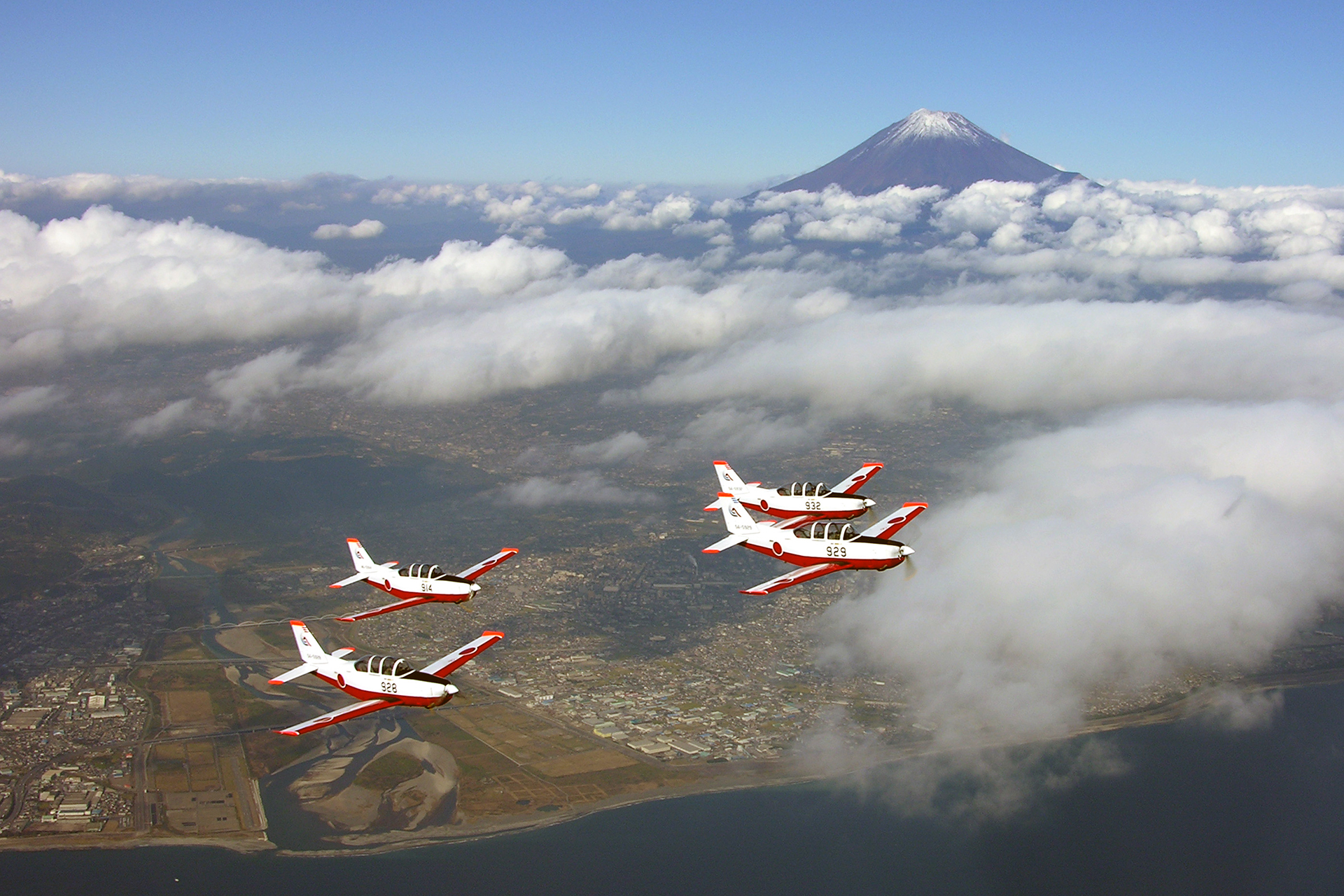 日本列岛的初级和中级训练机“富士T-7”
