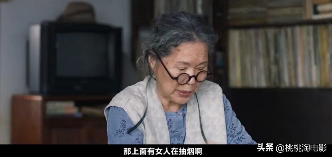 很感动，因为她一直还在坚持