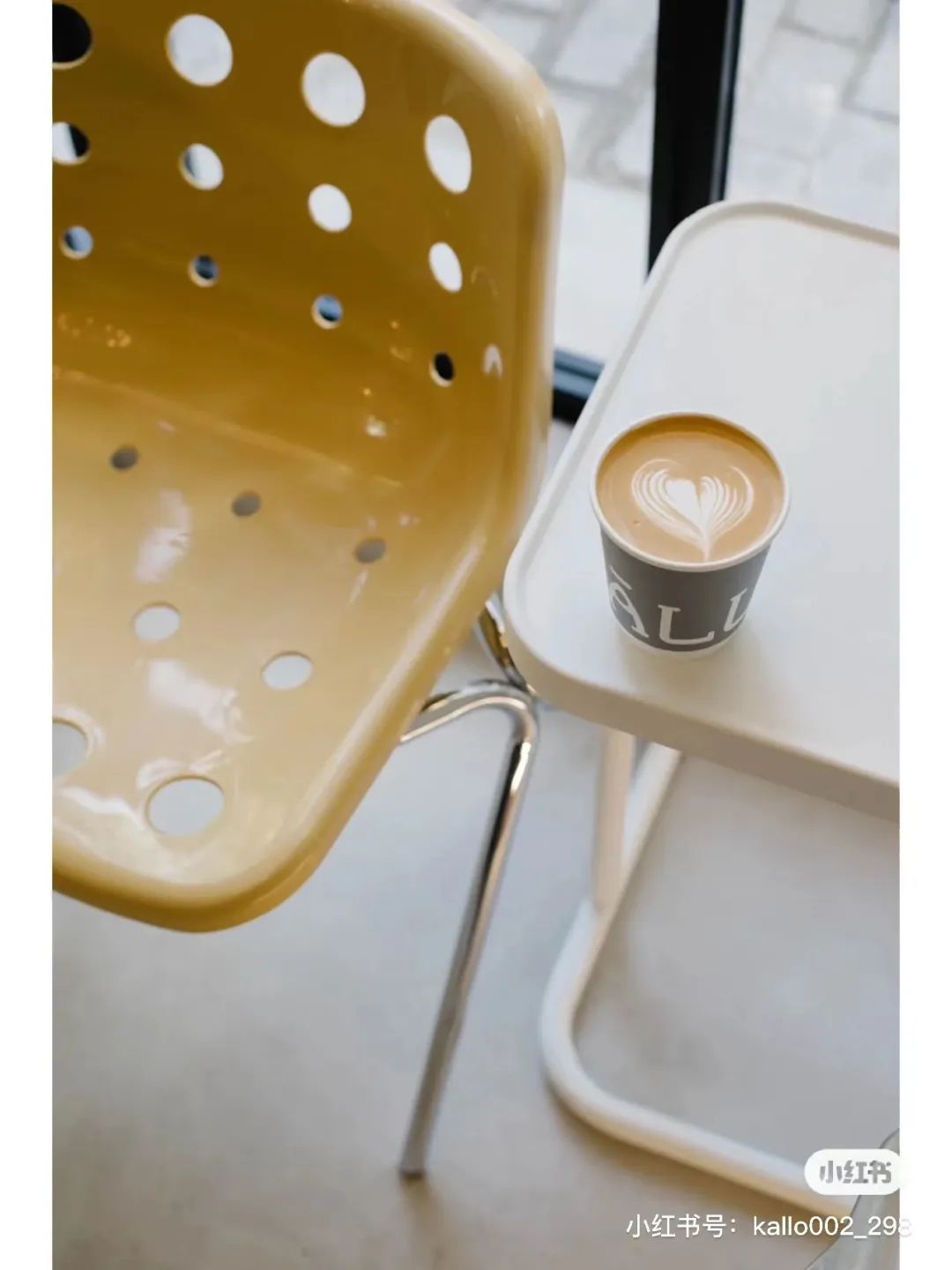 某知名品牌的生椰拿铁，三口就喝完，剩下半杯冰！