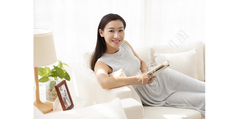 “姐，妈住院了，给5万”“你啥时候换妈了？我陪我妈逛街呢”